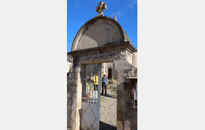 Particularité du monument aux mort confondu avec le portillon d'entrée du cimetière...
