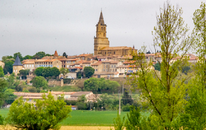 Avignonet-Lauragais vu du bord du Canal du Midi