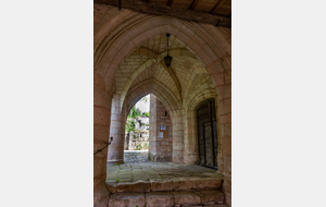 Parvis de l'église Saint Eloi (Mailhoc)
