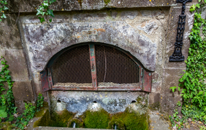 Mailhoc: chemin du lavoir, source Saint Eloi