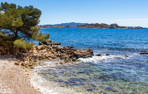 Bandol: plage du Barry, ile de Bendor en arrière plan