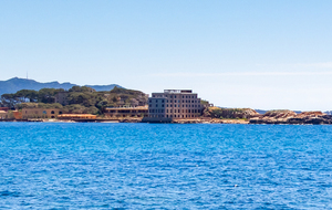 Bandol: Ile de Bendor vue de la rue du Languedoc