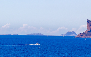 Bandol:  de la pointe des Engraviers, vue sur le Bec de L'Aigle et les iles du Riou