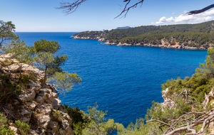 Bandol: vue sur la baie de la Moutte et son rocher "la Galère"