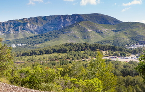 Dans la montée vue sur les Monts de la Gineste au-dessus du domaine de Luminy