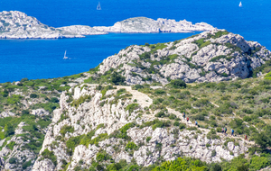 Du sentier des crêtes de Morgiou, vue sur les voiliers autour de l'ile de Riou