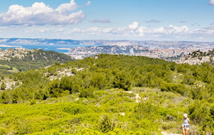 Du sentier des crêtes de Morgiou, vue sur Marseille des iles du frioul en passant par "la Bonne Mère" jusqu'aux quartiers est