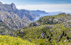 Sur le sentier des crêtes de Morgiou vue sur la côte des Calanques jusqu'au Bec de l'Aigle avant La Ciotat. L'aiguille de Sugiton à gauche.