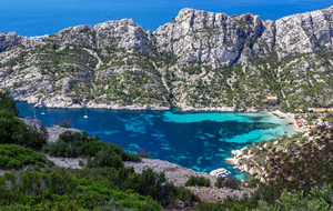 Sur le sentier des crêtes de Morgiou vue sur la Calanque de Sormiou
