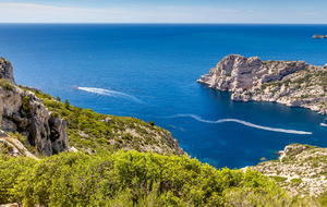 Sur le sentier des crêtes de Morgiou vue sur l'entrée de  la Calanque de Sormiou, Cap Redon & Bec de Sormiou à l'extrémité