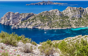 Sur le sentier des crêtes de Morgiou vue sur   la Calanque de Sormiou, Cap Redon & Bec de Sormiou à l'extrémité, les iles en arrière plan
