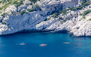 Sur le sentier des crêtes de Morgiou vue sur canoés dans    la Calanque de Sormiou