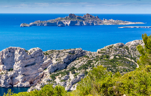 Sur le sentier des crêtes de Morgiou vue sur les iles de Riou et Plane au large de la Calanque de Sormiou