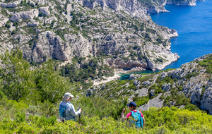 Sur le sentier des crêtes de Morgiou, vue sur l'entrée de la Calanque de Morgiou en contrebas