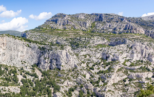 Sur le sentier des crêtes de Morgiou,  vue sur les falaises de Luminy et le mont Puget