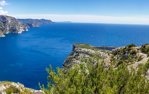 Sur le sentier des crêtes de Morgiou, vue l'entrée de la  Calanque de Morgiou, le Cap Sugiton en dessous de l'aiguille,  au milieu le Cap Morgiou