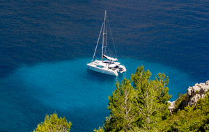 Descente  le long de la Corniche du Renard, catamaran dans la calanque de Morgiou