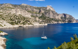 Descente  le long de la Corniche du Renard, l'entrée de la Calanque de Morgiou