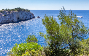 Entrée de la calanque de Port Pin, à gauche le Cap de la Cacau. Le Cap Canaille au dessus