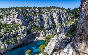 Le fond de la calanque d'En Vau vue de sa rive gauche et ses falaises