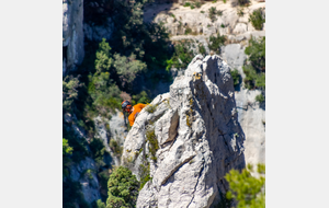 Alpiniste sur une des aiguilles de la rive gauche de la calanque d'En Vau