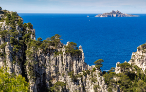 La brèche de Castel Vieil et L'ile de Riou en arrière plan