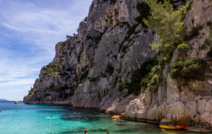 Plage de la calanque d'En Vau, falises rive droite