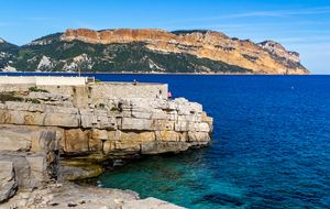 La baie de Cassis, les falaises et le Cap Canaille vue de la plage bleue
