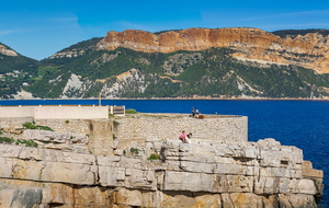 Panorama de la Bau de la Saoupe au Cap Canaille au dessus de la baie de Cassis vue de la plage bleue