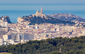 Notre Dame de la Garde ( La Bonne Mère) devant les iles du Frioul