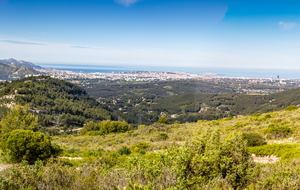 Vue au premier plan la Barre du Saint Espritau milieu et la Grande Tête Rouge à droite. En arrière pal le Mont Carpiagne et marseille