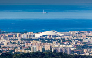 Vue sur Marseille (8ème arrondissement) et le toit du Stade Vélodrome et l'le de la Planier