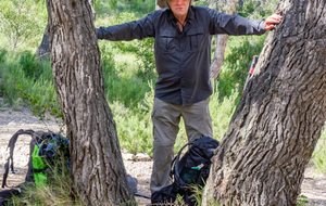 L'homme qui écarte les arbres!