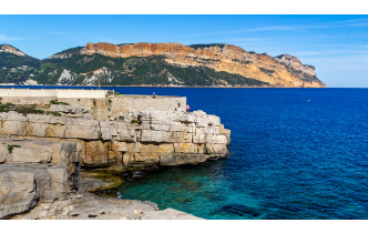La baie de Cassis, les falaises et le Cap Canaille vue de la plage bleue