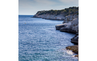 Le Cap Cable à l'extremité de la presqu'ile de Cassis vue la plage bleue