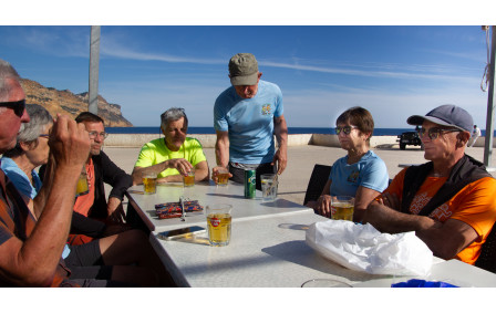 Pot de fin de randonnée sur le parvis de la plage bleue à l'extrémité de la presqu'ile de Cassis