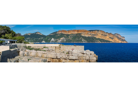 Panorama de la Bau de la Saoupe au Cap Canaille au dessus de la baie de Cassis vue de la plage bleue